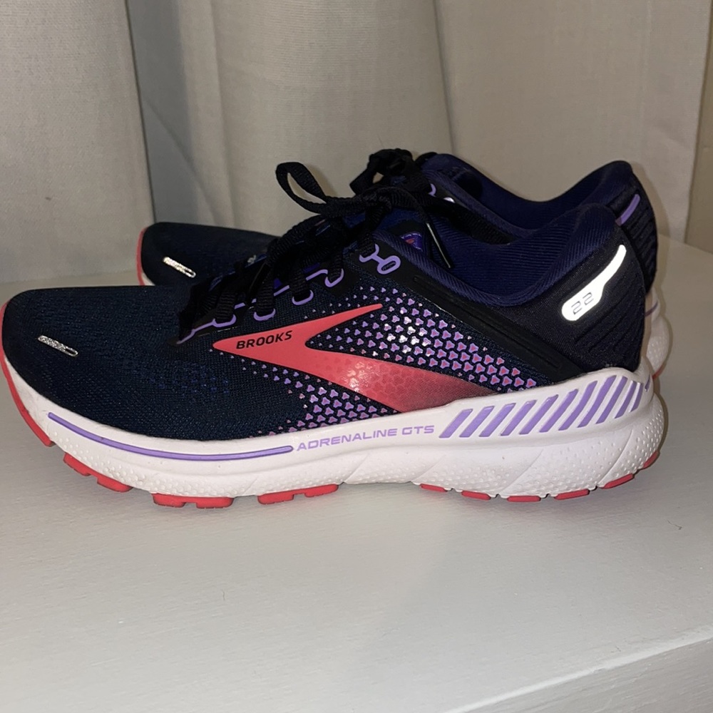 Brooks - Picture 3 of 4